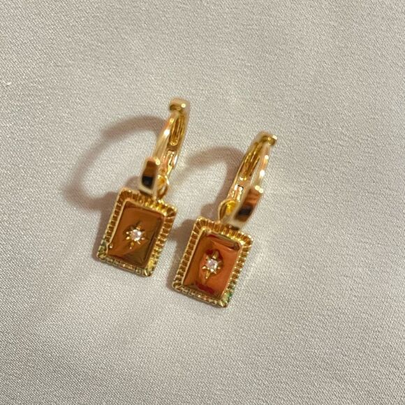 NEW Hello Molly Gold Tone Earrings - Picture 5 of 6